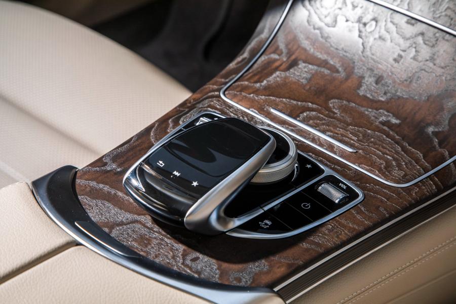 Детали интерьера Mercedes-Benz GLC350 e 4Matic (X253) 2018 года  (NA) (фото 10 из 29)